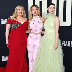 Guck mal, Miley: Hier küsst Liam Hemsworth Rebel Wilson!