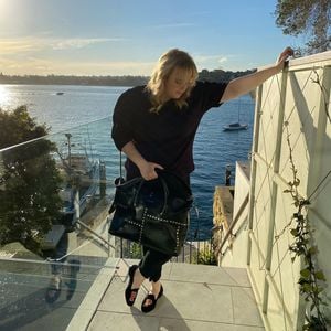 Klassisch schick: Rebel Wilson präsentiert stolz Diät-Erfolg