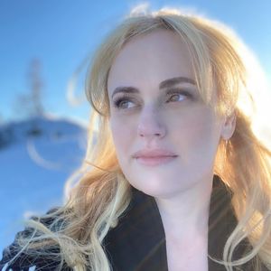 Pistole traf sie ins Gesicht: Rebel Wilson musste in Klinik