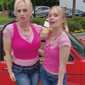 Low-Rise-Jeans und Co.: Rebel Wilson trägt rosa Retro-Look!