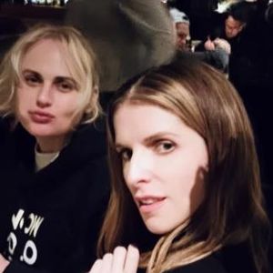 "Pitch Perfect"-Stars Rebel und Anna strahlen im Skiurlaub