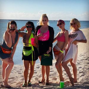 In Tahiti: Rebel Wilson feiert "Pitch Perfect"-Wiedersehen