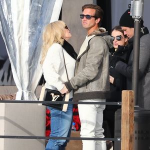 Ganz verschmust! Rebel Wilson turtelt mit Jacob im Schnee