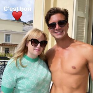 Rebel Wilsons neuer Freund Jacob teilt Oben-ohne-Pärchenbild