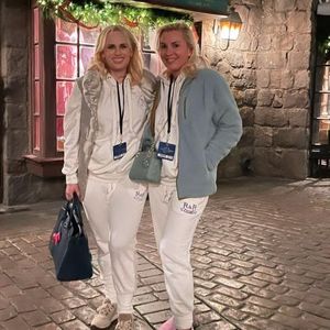 Im Disneyland: Rebel Wilson hat sich mit Ramona verlobt!