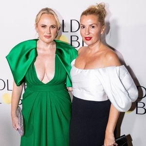 Rebel Wilson bezaubert im smaragdgrünen Kleid neben Ramona