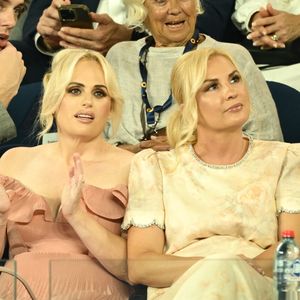 Rebel Wilson und Ramona tragen ihre Brautkleider auf Event