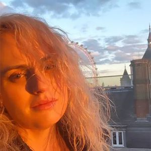 Rebel Wilson präsentiert ihre schöne Naturwelle im Netz!