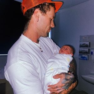 Erstes Vater-Sohn-Bild: Reece Hawkins verrät Babynamen!
