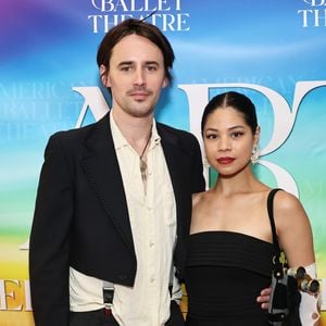 Broadwaystars Eva Noblezada und Reeve Carney haben Ja gesagt