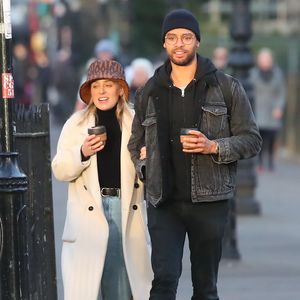 "Bridgerton"-Star Regé-Jean mit seiner Freundin abgelichtet