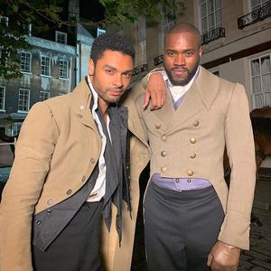"Bridgerton"-Stars teilen coole Behind-the-Scenes-Fotos!