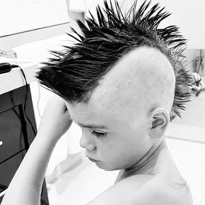 Zu früh? Kourtney Kardashians Sohn Reign (7) trägt einen Iro