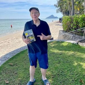 90 Kilo abgenommen: Reiner Calmund posiert schlank am Strand