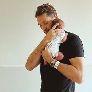Süß: Auch Papa René Adler kuschelt mit seinem Neugeborenen