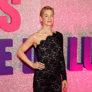 Renée Zellweger flasht im gewagten Spitzenkleid bei Premiere