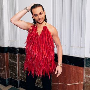 Paradiesvogel: Riccardo Simonetti in Feder-Top auf Event