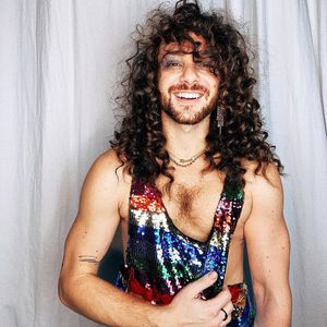 80er-Jahre-Glamour: Riccardo Simonetti flasht mit Retro-Look