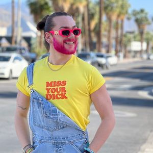 Riccardo Simonetti färbt seinen Bart neonpink fürs Coachella