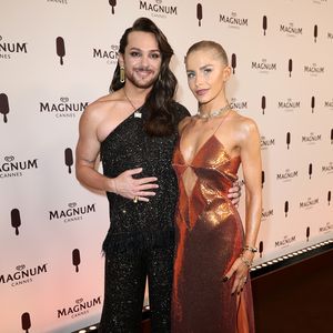 Riccardo Simonetti und Caro Daur strahlen in Glitzerlooks