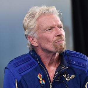 Mönche trauern mit ihm: Richard Branson zeigt sich gerührt