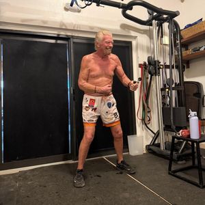 Nach Schulterverletzung: Richard Branson kämpft sich zurück