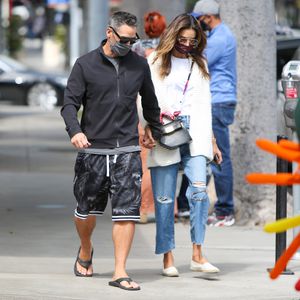 Süß! Hier halten Alessandra Ambrosio und ihr Neuer Händchen