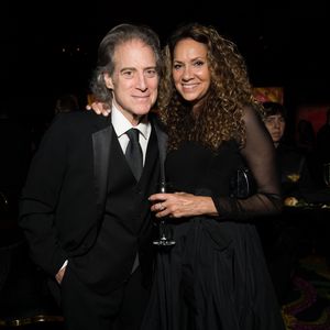 Richard Lewis' Witwe meldet sich erstmals nach seinem Tod