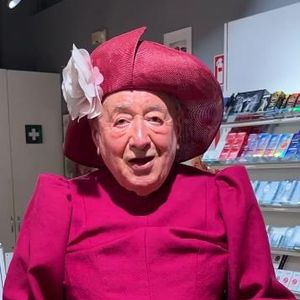 Richard Lugner wirbt in Frauenklamotten für einen Sexshop!