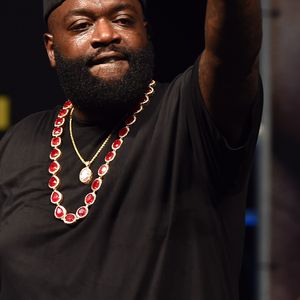 Sprechendes Kinn: Rick Ross ist "Rich Forever"