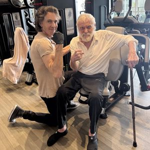 99-jähriger Dick Van Dyke beeindruckt im Fitnessstudio