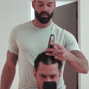 Ricky Martin verpasst seinem Ehemann Jwan eine Glatze