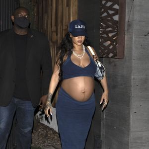 Im Bauchfrei-Look: Rihanna präsentiert ihre pralle Babykugel