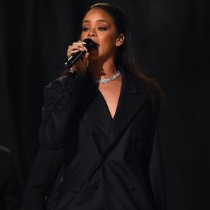 Rihanna total blau: Obenrum treibt sie es wieder bunt
