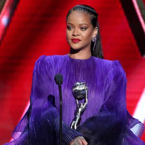 Hände versteckt: Hat Rihanna einen Verlobungsring am Finger?
