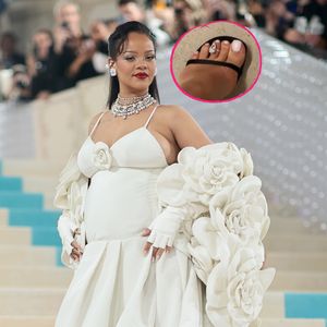 Verlobt? Rihanna trägt einen riesigen Diamant-Ring am Zeh!