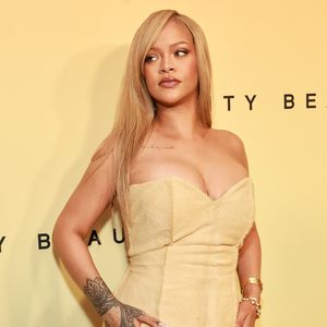 Trendfarbe? Sängerin Rihanna bezaubert im gelben Kleid!