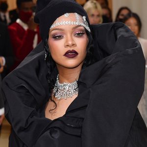 Kommentiert Rihanna hier etwa die Schwangergerüchte um sie?