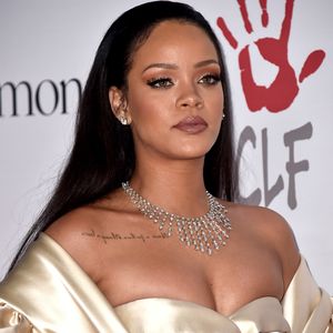 Bieder in Flieder: Rihanna & Co. total prüde bei den BRITs