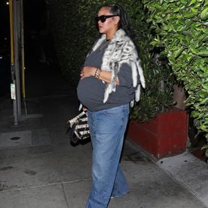 Rihanna präsentiert ihren wachsenden Babybauch beim Dinner