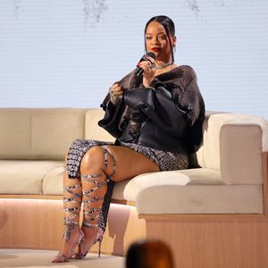 So geschickt versteckte Rihanna ihren Babybauch vor Auftritt