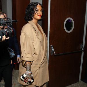 Frisch verknallt? Rihanna züngelt im Pool mit Unbekanntem