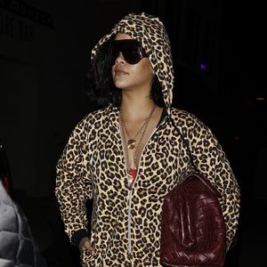 Wie ein Pyjama? Rihanna rockt Leoparden-Jumpsuit beim Dinner