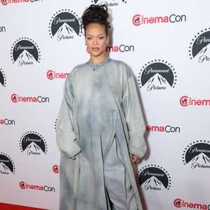 Verrückt: Schwangere Rihanna geht im schrägen Fell-Look aus