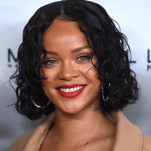 Liebesbeweis für Rihanna: Lebensgroßer Plüschbär eingeflogen