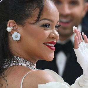 Stylisch mit Babybauch: Rihanna verblüfft mit weißem Look
