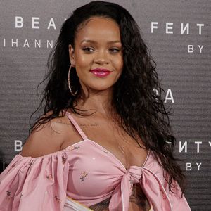Sexy Geschenk: Rihanna verpackt ihre Brüste mit Schleife!