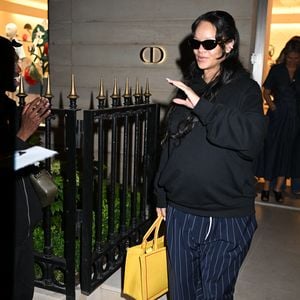 Schwangere Rihanna versteckt ihren wachsenden Babybauch