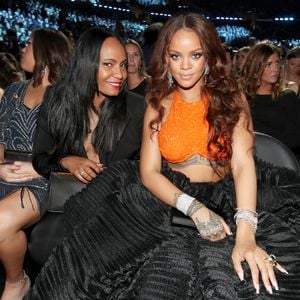 Party im Nachthemd? Rihannas bizarrer Grammy-Party-Look!