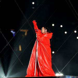 Ihm zollte Rihanna mit ihrem bodenlangen roten Mantel Tribut